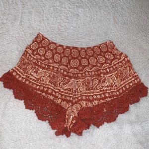 Patterned gauze shorts with lace trim